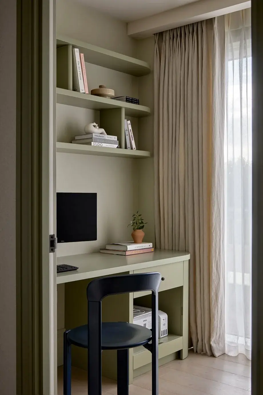 Bespoke built-in desk and shelving in a Fulham Reach apartment