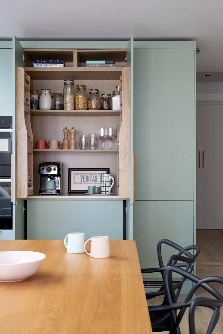 Dining area in the Queen’s Park Side Return Extension, Queen’s Park, London NW6 — interior design by Born & Bred Studio